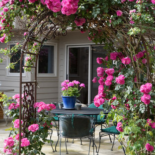Idee per un grande patio o portico chic in cortile con pavimentazioni in pietra naturale e nessuna copertura