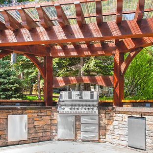 Foto di un patio o portico rustico di medie dimensioni e dietro casa con pavimentazioni in cemento e una pergola
