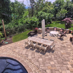 Esempio di un grande patio o portico contemporaneo dietro casa con pavimentazioni in cemento e un tetto a sbalzo
