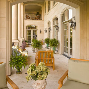 Esempio di un patio o portico vittoriano