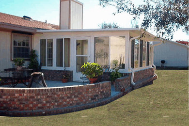 Example of a classic patio design in Miami