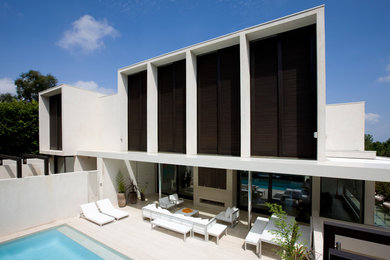 Стильный дизайн: двор среднего размера на заднем дворе в стиле модернизм с покрытием из каменной брусчатки - последний тренд