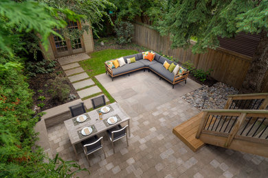 Пример оригинального дизайна: маленький двор на заднем дворе в современном стиле с покрытием из каменной брусчатки для на участке и в саду