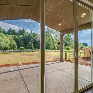 Esempio di un patio o portico american style di medie dimensioni e dietro casa con graniglia di granito e un tetto a sbalzo