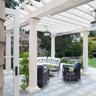 Immagine di un patio o portico vittoriano con una pergola