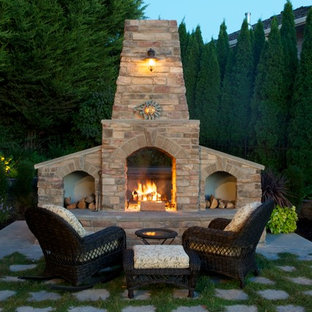 Immagine di un patio o portico tradizionale con un focolare