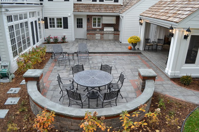 Modelo de patio clásico de tamaño medio sin cubierta en patio trasero con adoquines de piedra natural