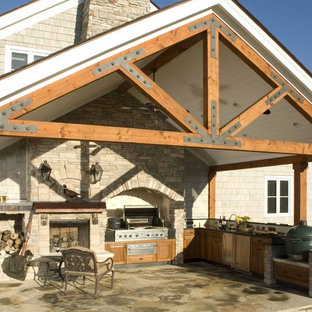 Idee per un patio o portico classico con un focolare e una pergola