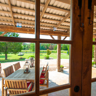 Immagine di un patio o portico tradizionale con un tetto a sbalzo