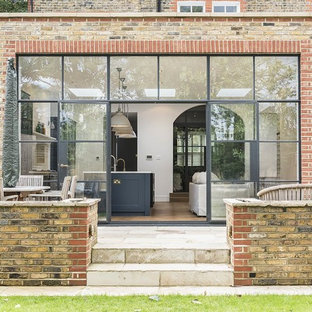 Foto di un patio o portico chic con nessuna copertura