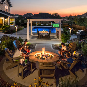 Traditional Pool and Fire Pit - Cedarburg