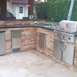 Idee per un patio o portico tradizionale di medie dimensioni e in cortile con pavimentazioni in pietra naturale