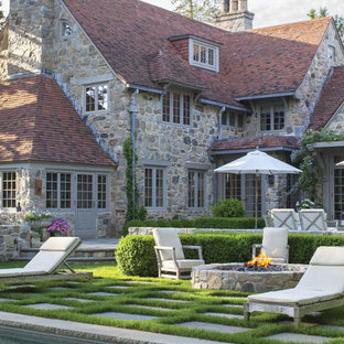 Ispirazione per un patio o portico stile americano di medie dimensioni e dietro casa con un focolare, pavimentazioni in cemento e nessuna copertura