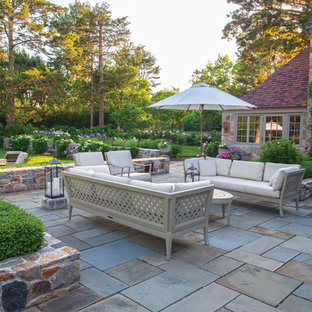 Foto di un patio o portico stile americano di medie dimensioni e dietro casa con un focolare, pavimentazioni in cemento e nessuna copertura