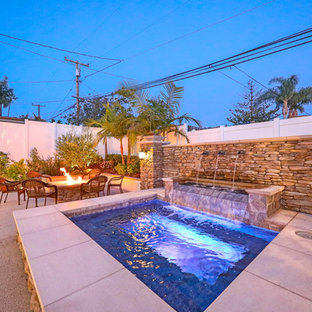 Immagine di un ampio patio o portico chic dietro casa con un focolare, graniglia di granito e nessuna copertura