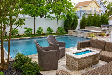 Cette image montre une petite terrasse arrière craftsman avec un foyer extérieur et des pavés en pierre naturelle.