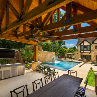 Ispirazione per un patio o portico tradizionale dietro casa con fontane e un gazebo o capanno