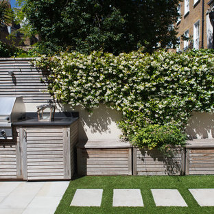 Esempio di un piccolo patio o portico chic dietro casa con nessuna copertura