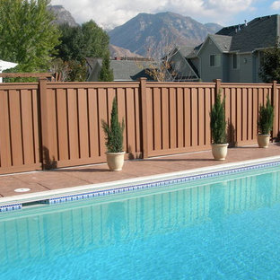 Esempio di un patio o portico classico di medie dimensioni e dietro casa con pedane e nessuna copertura