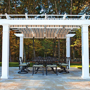 Esempio di un grande patio o portico design in cortile con piastrelle e una pergola