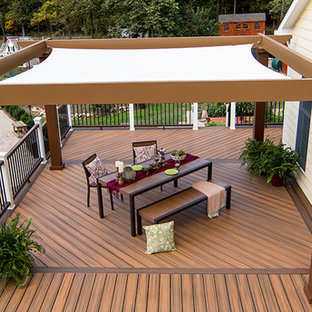 Ispirazione per un patio o portico design di medie dimensioni e dietro casa con pedane e una pergola