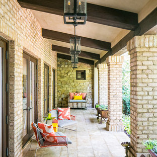 Idee per un grande patio o portico minimalista davanti casa con un tetto a sbalzo