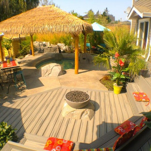 Immagine di un patio o portico etnico di medie dimensioni e dietro casa con fontane, cemento stampato e un gazebo o capanno
