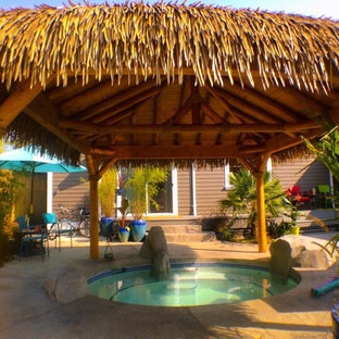 Idee per un patio o portico etnico di medie dimensioni e dietro casa con fontane, cemento stampato e un gazebo o capanno