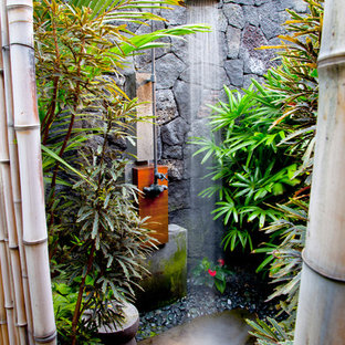 Ejemplo de patio tropical con ducha exterior
