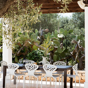 Ispirazione per un patio o portico mediterraneo con una pergola