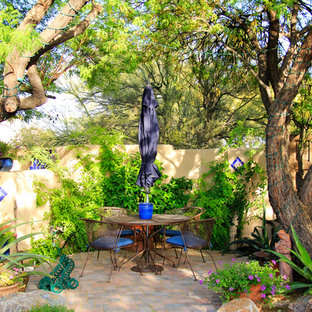 Foto di un patio o portico mediterraneo dietro casa e di medie dimensioni con fontane, pavimentazioni in mattoni e nessuna copertura