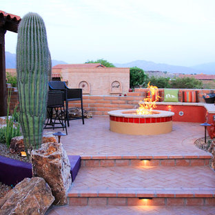 Idee per un patio o portico american style di medie dimensioni e dietro casa con un focolare, pavimentazioni in mattoni e nessuna copertura