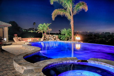 サンディエゴにある高級な広いトランジショナルスタイルのおしゃれな裏庭プール (噴水、コンクリート敷き	) の写真