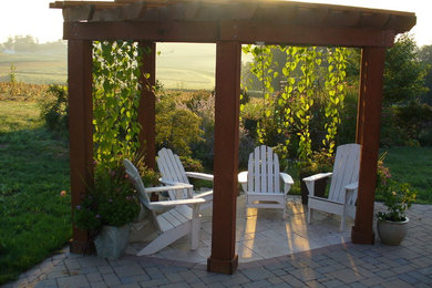 Imagen de patio clásico de tamaño medio en patio lateral con adoquines de hormigón