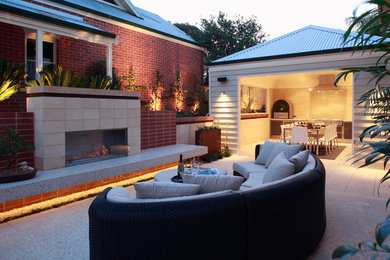 Exemple d'une terrasse tendance de taille moyenne avec un foyer extérieur.