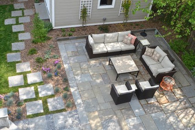 Стильный дизайн: маленький двор в современном стиле с мощением тротуарной плиткой без защиты от солнца для на участке и в саду - последний тренд
