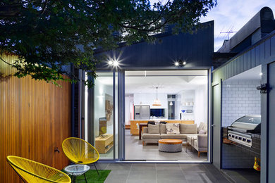Идея дизайна: маленький двор на заднем дворе в современном стиле с зоной барбекю без защиты от солнца для на участке и в саду