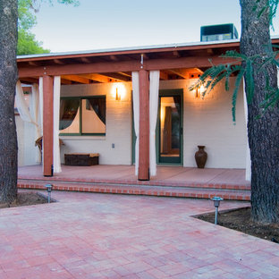 Ispirazione per un piccolo patio o portico american style in cortile con un giardino in vaso, pavimentazioni in mattoni e un tetto a sbalzo