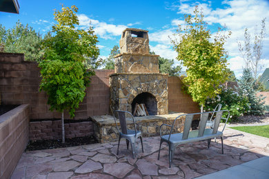 Großer, Unbedeckter Klassischer Patio hinter dem Haus mit Feuerstelle und Natursteinplatten in Orange County