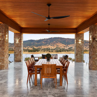 Idee per un ampio patio o portico contemporaneo con un tetto a sbalzo