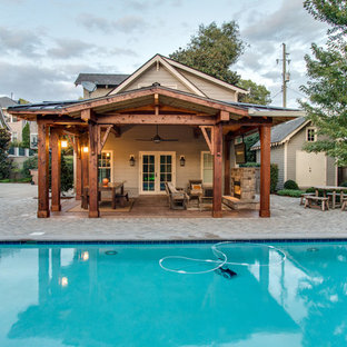 Idee per un grande patio o portico rustico dietro casa con un focolare, pavimentazioni in mattoni e una pergola