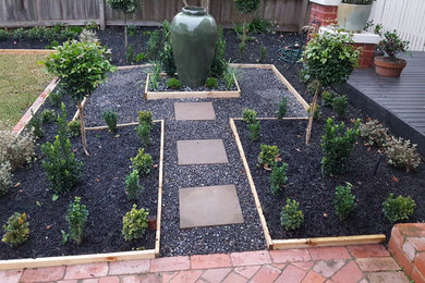 Foto di un orto in giardino design di medie dimensioni e dietro casa con ghiaia