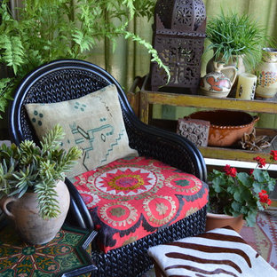 Ispirazione per un piccolo patio o portico boho chic dietro casa con lastre di cemento