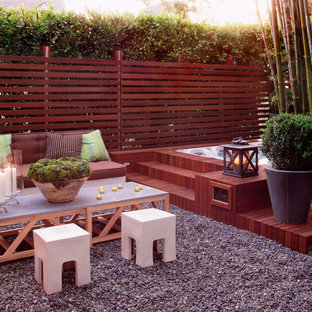Cette image montre une terrasse arrière design de taille moyenne avec du gravier et aucune couverture.