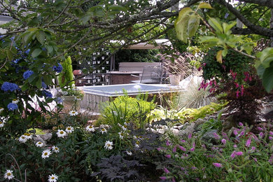 Modelo de patio clásico renovado sin cubierta en patio trasero con fuente y entablado