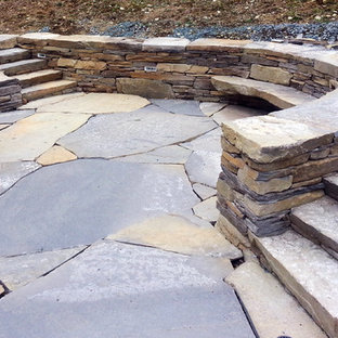 Ispirazione per un patio o portico eclettico di medie dimensioni e dietro casa con pavimentazioni in pietra naturale e nessuna copertura