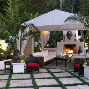 Foto di un patio o portico boho chic con un focolare
