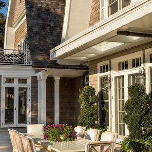 Idee per un ampio patio o portico vittoriano dietro casa con pavimentazioni in pietra naturale