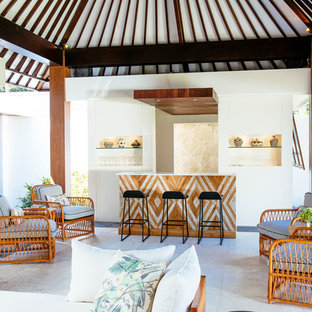 Foto di un ampio patio o portico tropicale con fontane e un gazebo o capanno