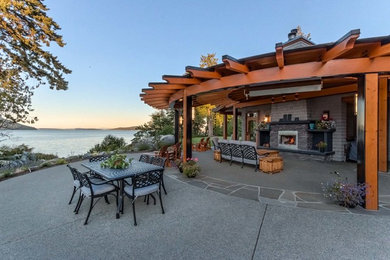 Modelo de patio de estilo americano de tamaño medio en patio con adoquines de piedra natural y pérgola